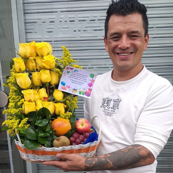 Arreglo de flores  a Domicilio Bogotá – Flores con canasta de frutas